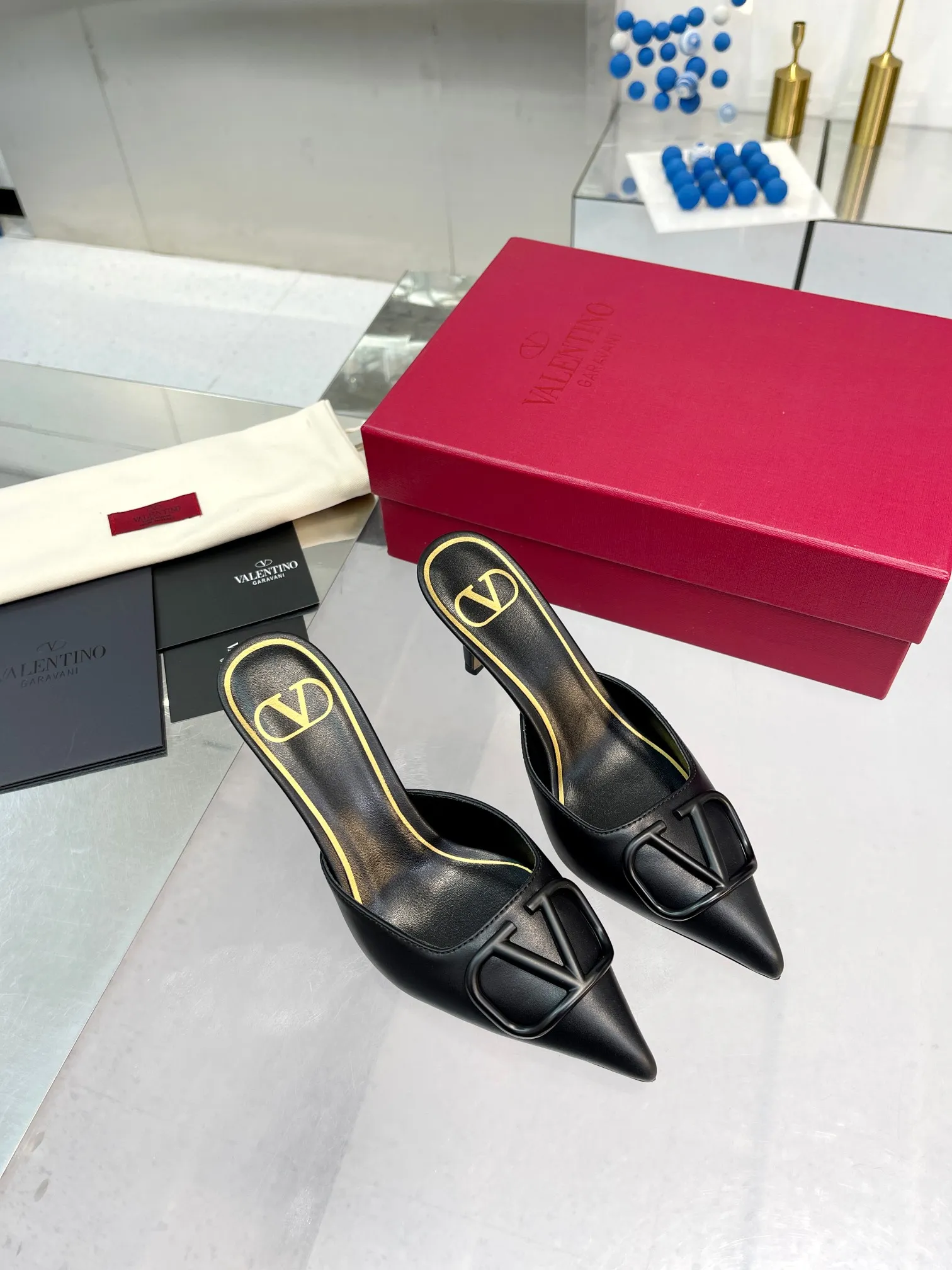 👟👟Ex-factory price 500👟👟 Valentino brand new cowhide half-drag version V-buckle classic sandals, brand new original upgrade, super comfortable on the feet, 😍 easy to put on and take off, super considerate! ✔️Imported cowhide for the uppers ✔️Mixed sheepskin for the inner lining ✔️Italian yellow cowhide outsole with clear texture and consistent with the counter ✔️Code number 35-40 (34 41 42 can be customized and non-returnable) Heel height 7.5